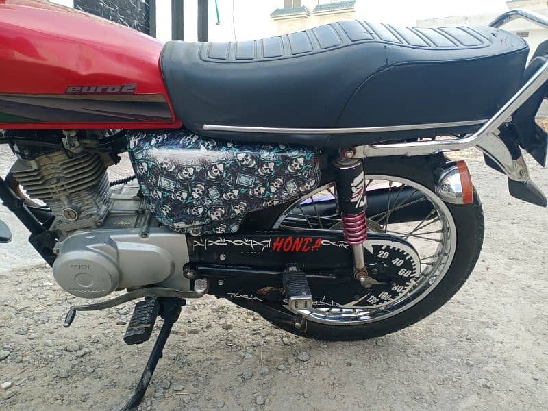 Honda 125 red colour 0