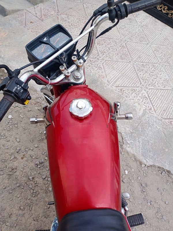 Honda 125 red colour 6