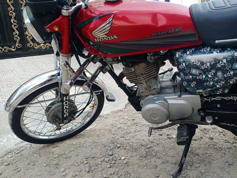 Honda 125 red colour 7