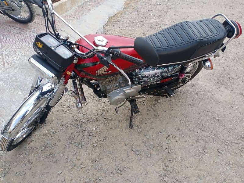 Honda 125 red colour 9