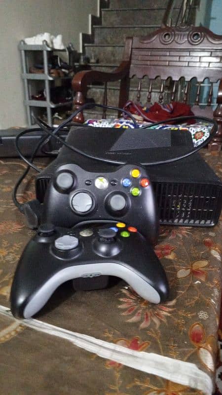 Xbox360 256 games with two wireless controllers 0