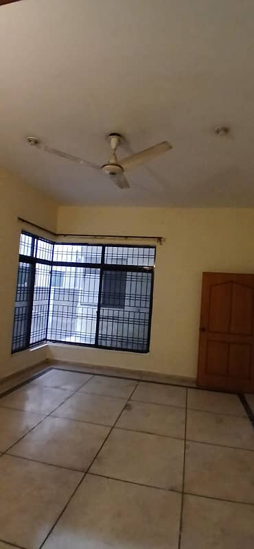 1 kanal lower portion with 1 kanal lawn for rent 9