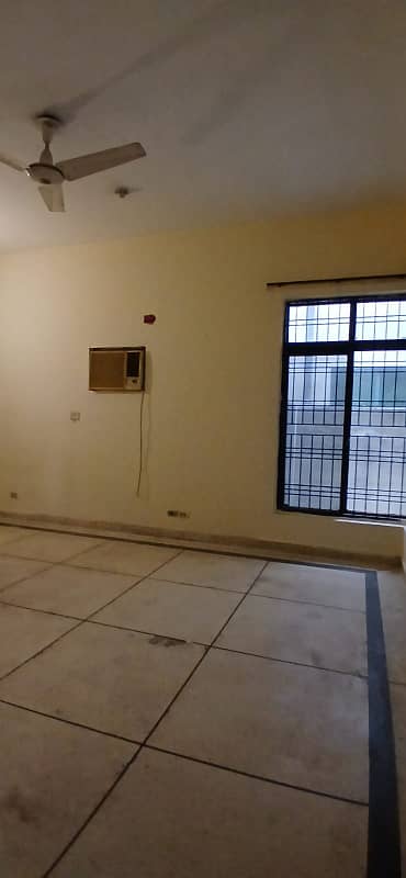 1 kanal lower portion with 1 kanal lawn for rent 10