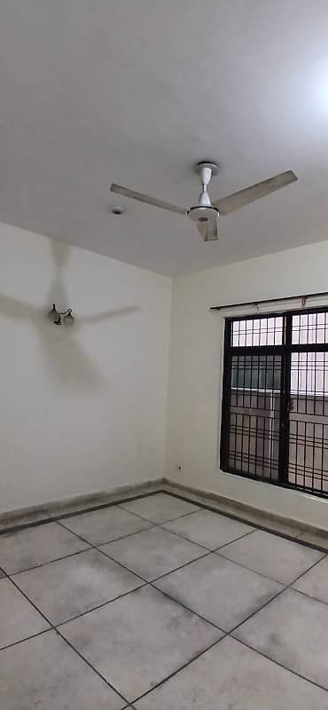 1 kanal lower portion with 1 kanal lawn for rent 14