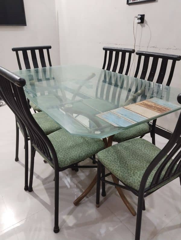 I'm selling a dining table 3