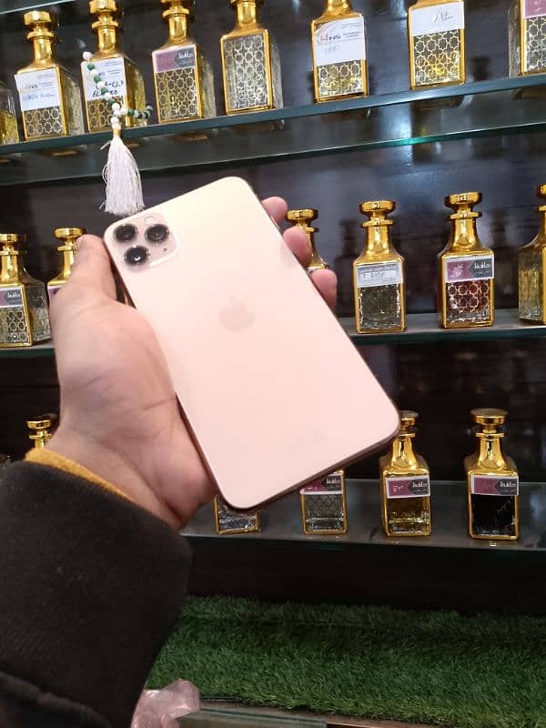 I phone 11 pro max 64 gb golden coloure factory unlock 1