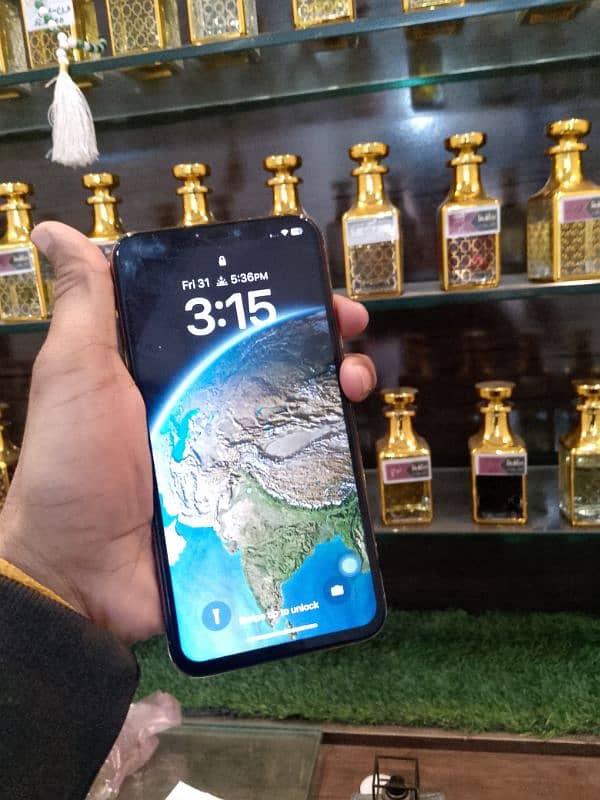 I phone 11 pro max 64 gb golden coloure factory unlock 2