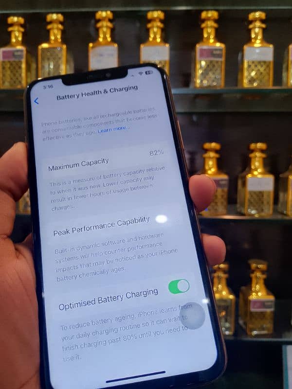 I phone 11 pro max 64 gb golden coloure factory unlock 5