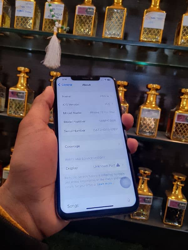 I phone 11 pro max 64 gb golden coloure factory unlock 6