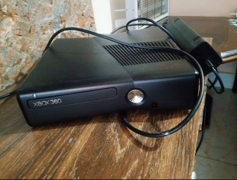 Xbox 360 256+games with two wireless controllers 0