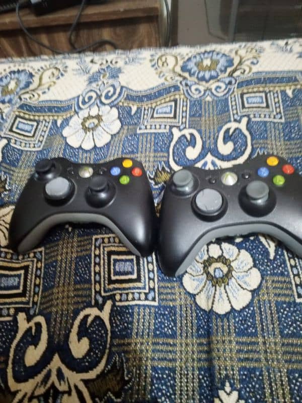 Xbox 360 256+games with two wireless controllers 1