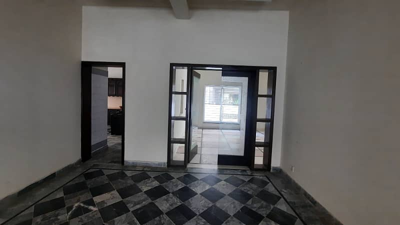 1 KANAL LOWER PORTION FOR RENT SEPRATE GATE IN DHA PHASE 3 2