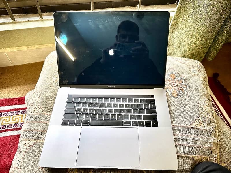 MacBook Pro 15.4” (Core i9, 32GB RAM, 512GB SSD, AMD Radeon 560X 4GB) 2