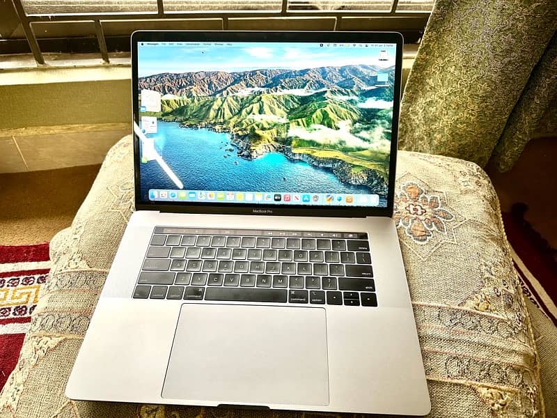 MacBook Pro 15.4” (Core i9, 32GB RAM, 512GB SSD, AMD Radeon 560X 4GB) 3