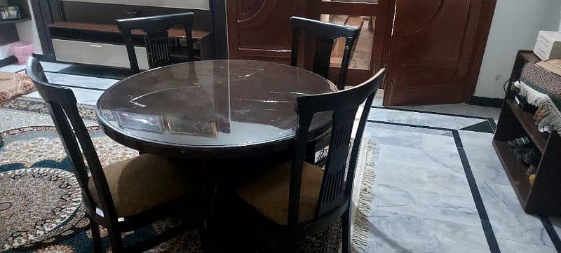 dinning table for sell  with 6 chair 0