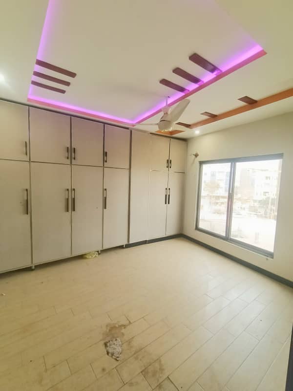 Flat Availabile for rent 5