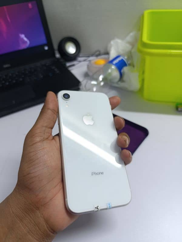 iPhone XR 64 GB all okay 100% battery health 0