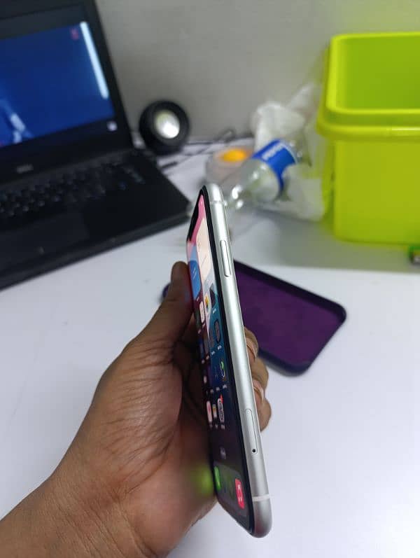 iPhone XR 64 GB all okay 100% battery health 3