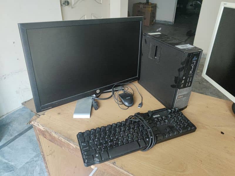 complete setup Dell CPU, Ho 24 inc LCD with keyboard and mouse 1