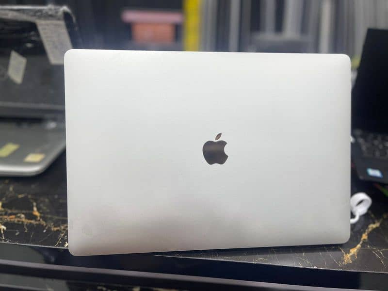 MacBook pro 2019 15" 32/1TB 0