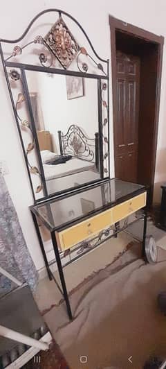 Iron rod furniture in A1 condition. .