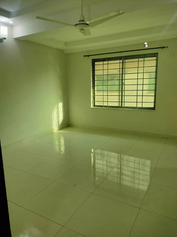 4 Bed Beautiful Apartment Available for Sale in Askari 10 Lahore 25