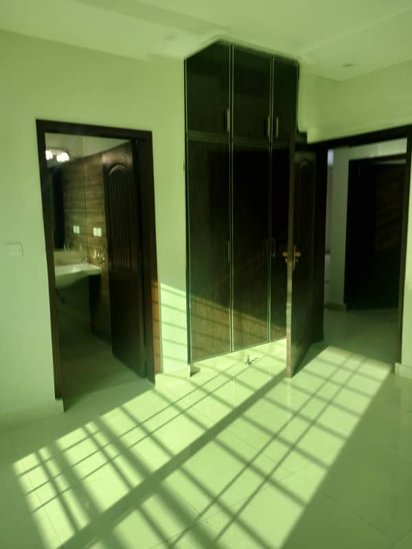 4 Bed Beautiful Apartment Available for Sale in Askari 10 Lahore 26