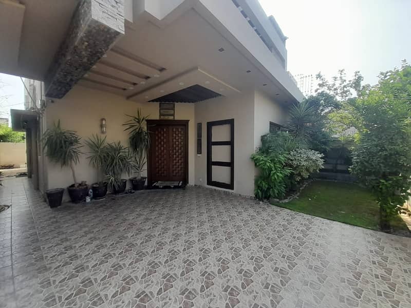 10 Marla Beautiful House Available For Rent In DHA Good Option Beautiful Location 0