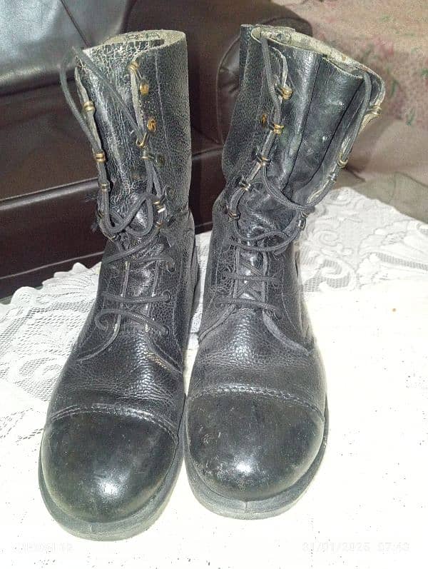 police boot for sell in very excellent condition size 8 and 9 inch 2