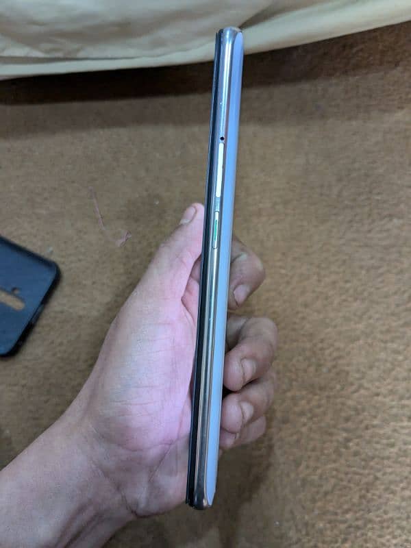 Selling oppo reno 2z with box in good condition 3