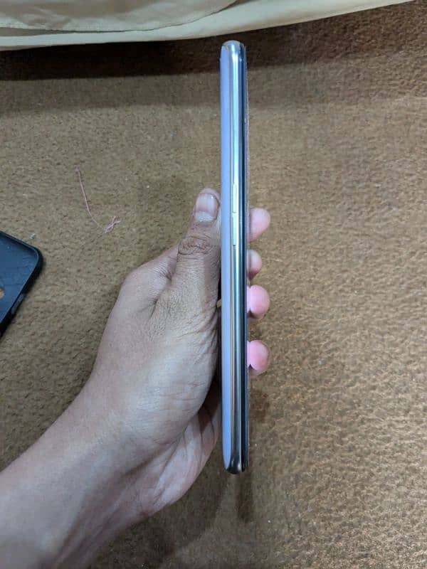 Selling oppo reno 2z with box in good condition 4