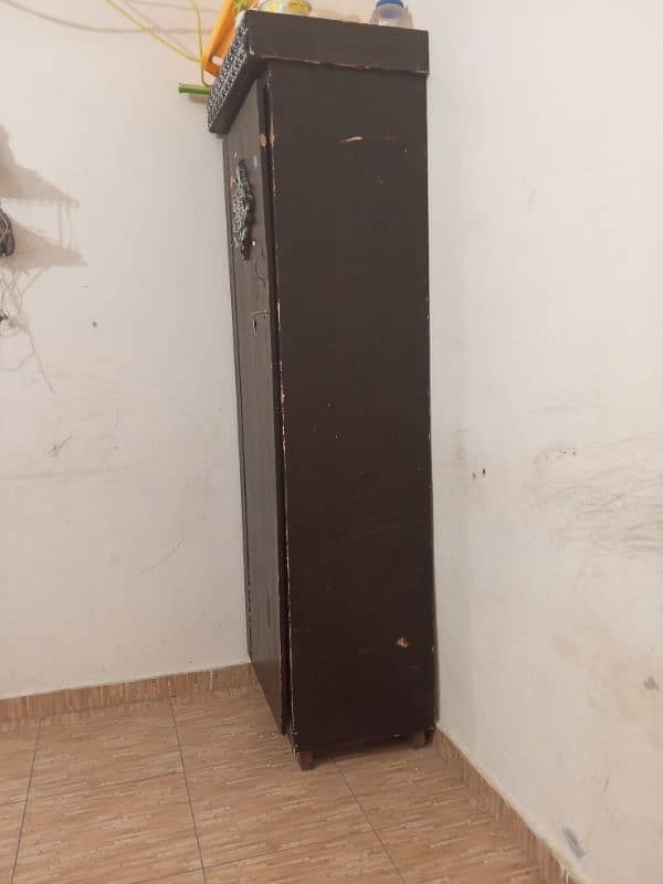 single door almirah in good condition 2