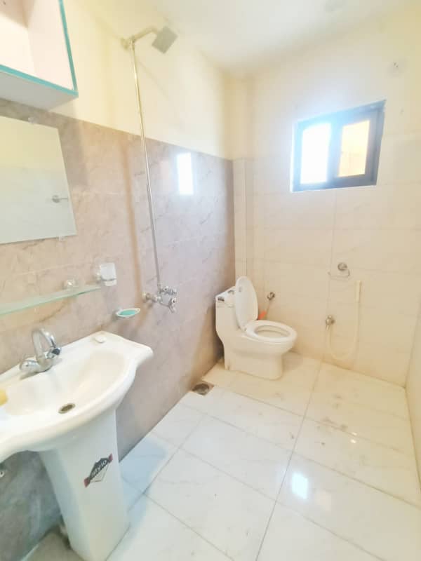 Flat Availabile for rent 6