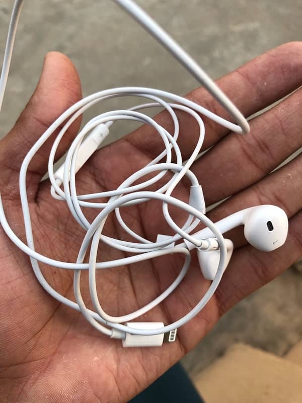 iphone headphone 0