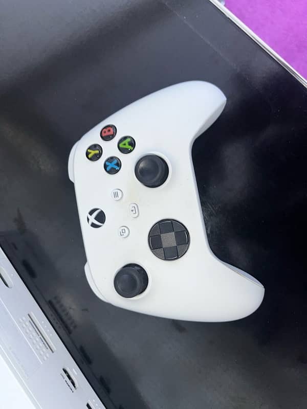 Xbox Series S 512 GB with controller 9