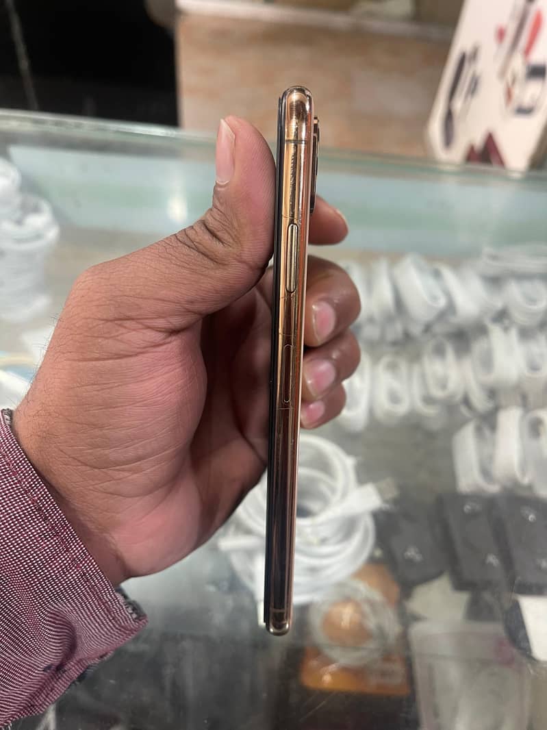 Apple iPhone XS Max 3