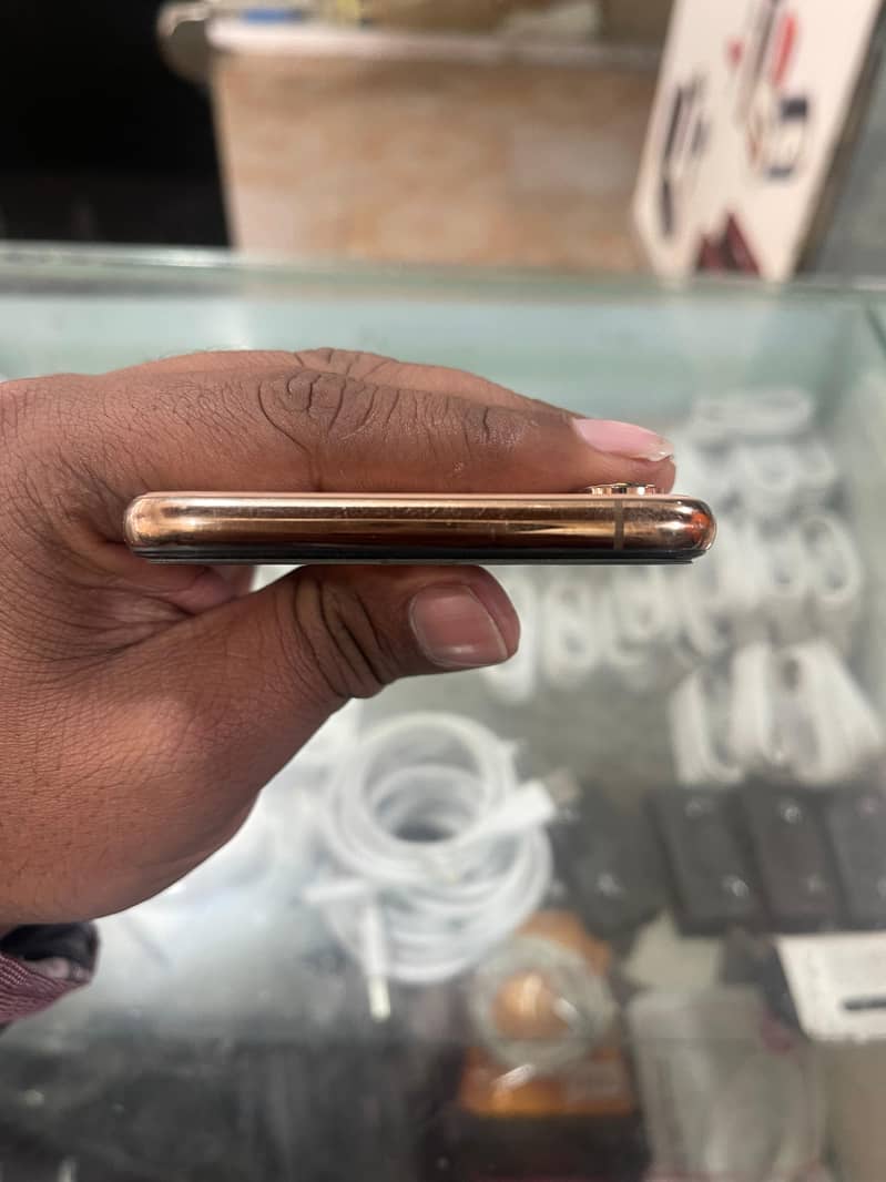 Apple iPhone XS Max 5