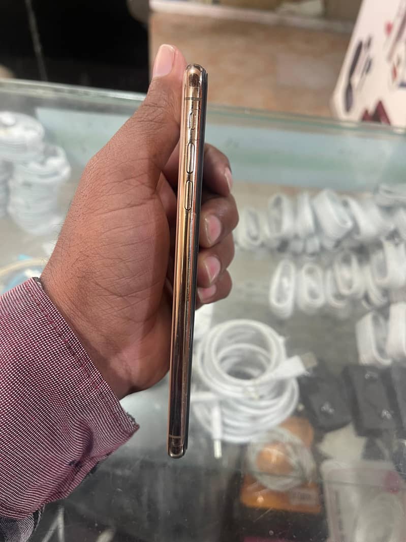 Apple iPhone XS Max 6