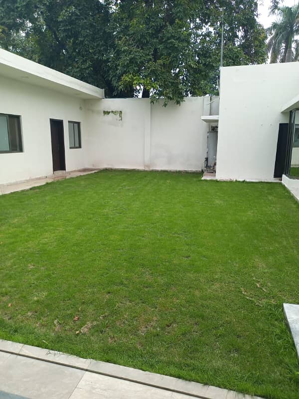 Gulberg 3 near main road 1.5Kanal house 5 beds for silent office 13