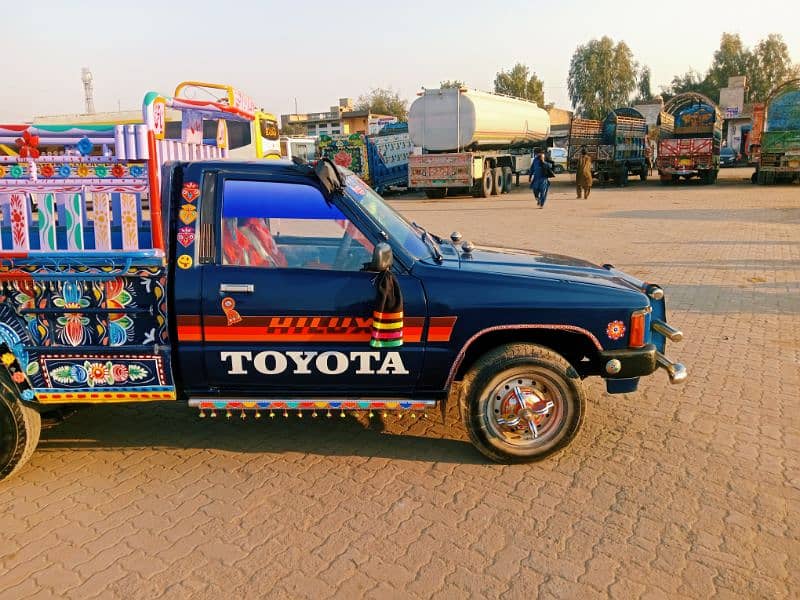 Toyota Hilux 1986 Model 5