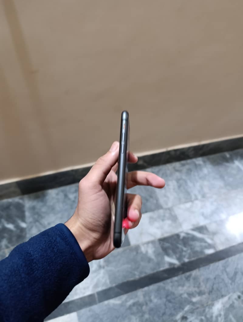 IPhone 11 64 GB JV Black Color 6