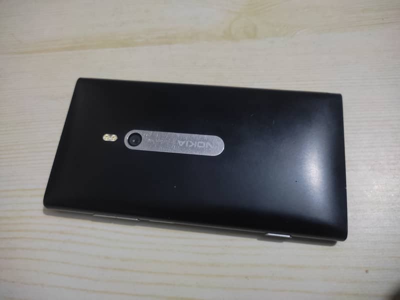 Nokia Lumia 800 mint condition Non Pta with box charger 5