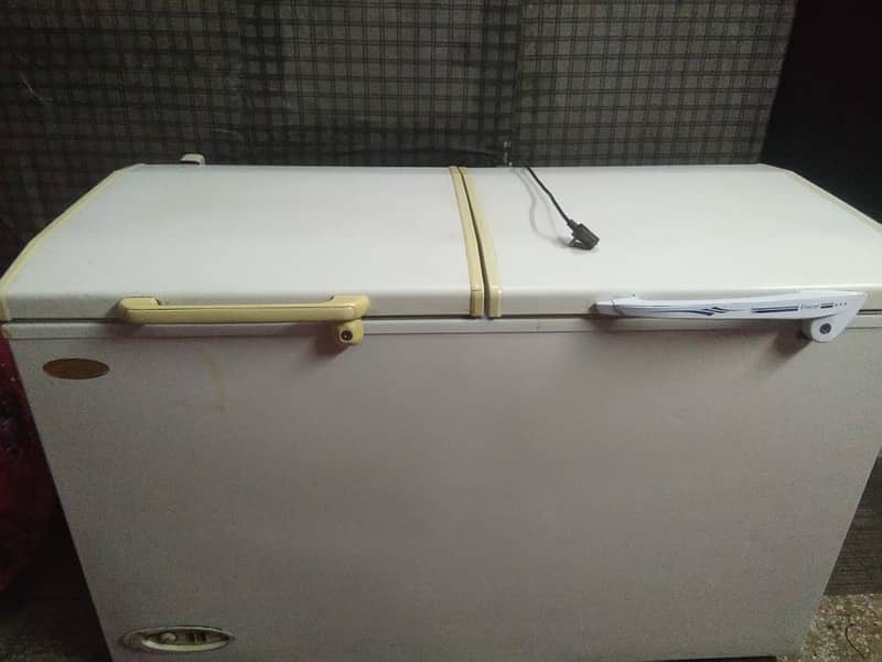 Waves jumbo deep freezer 9/10 condition 1