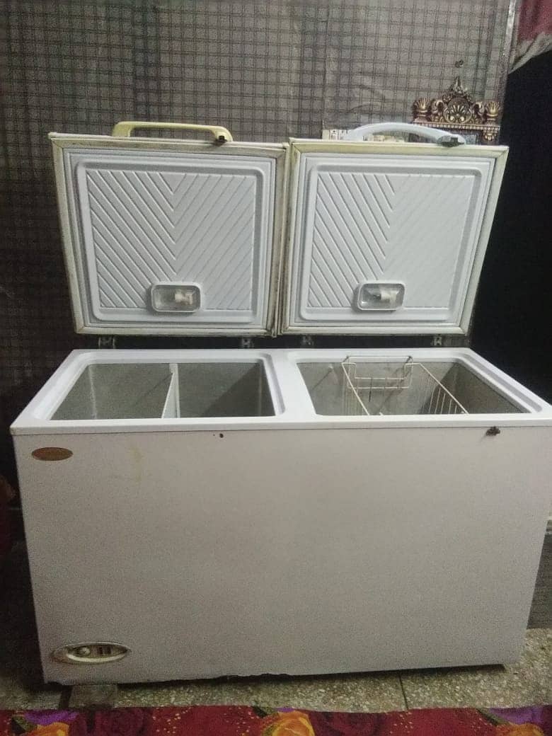 Waves jumbo deep freezer 9/10 condition 3