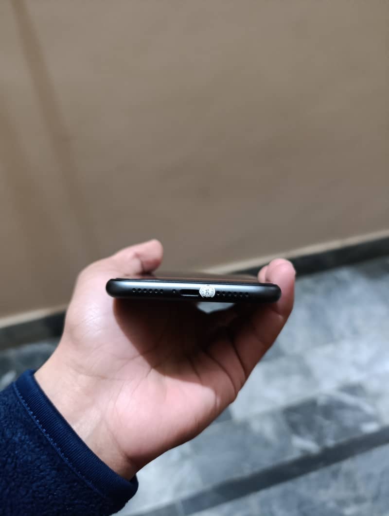 IPhone 11 64 GB JV Black Color 5