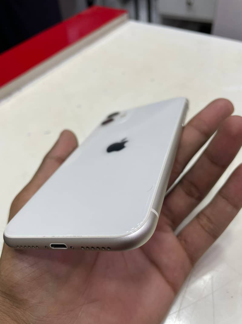 Apple iPhone 11 7