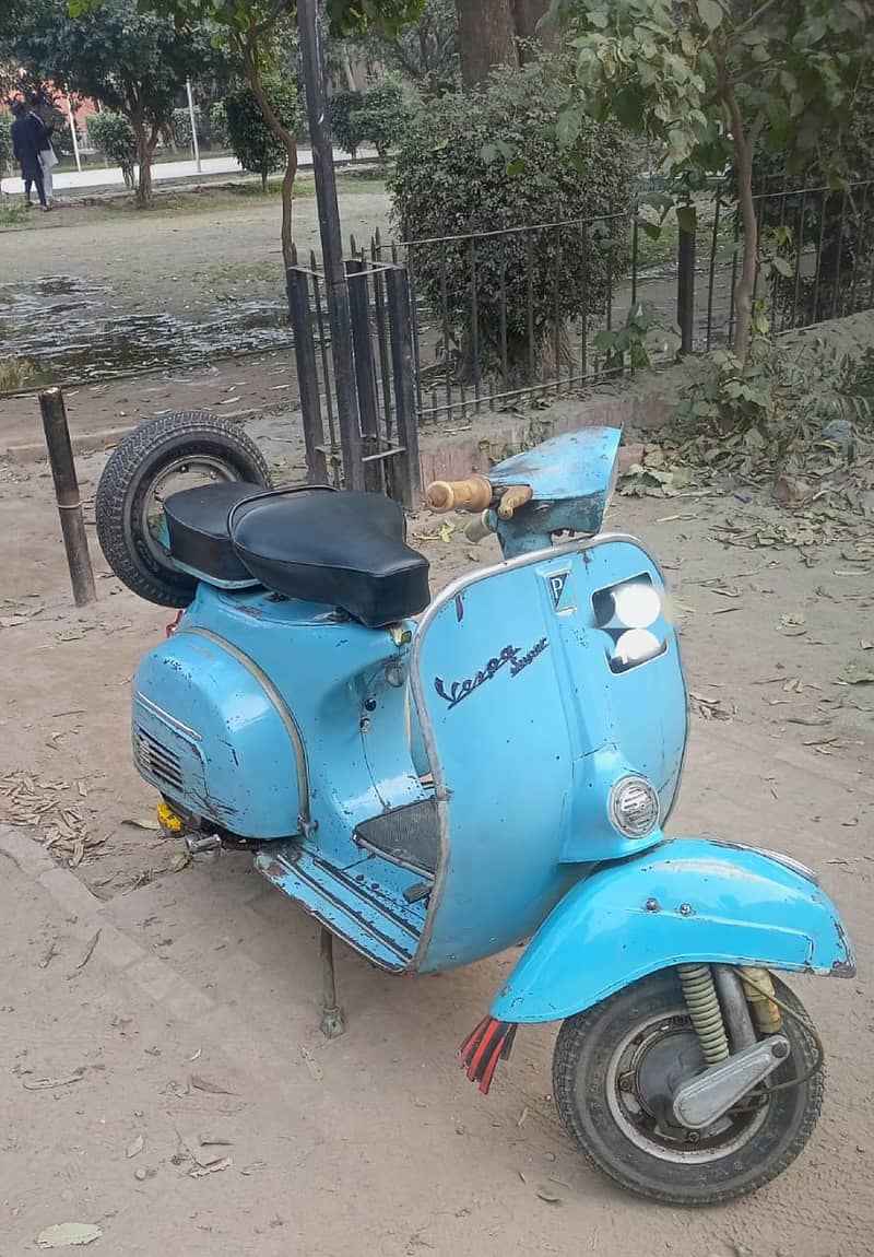 Vespa Scooter 1967 Model in Original Excellent Condition 6