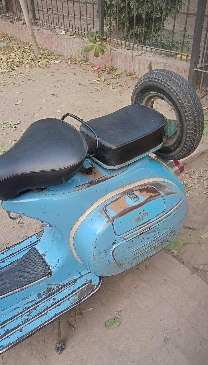 Vespa Scooter 1967 Model in Original Excellent Condition 9