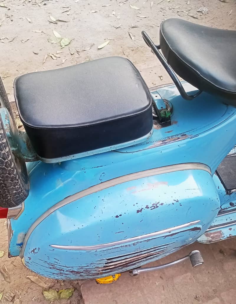 Vespa Scooter 1967 Model in Original Excellent Condition 11