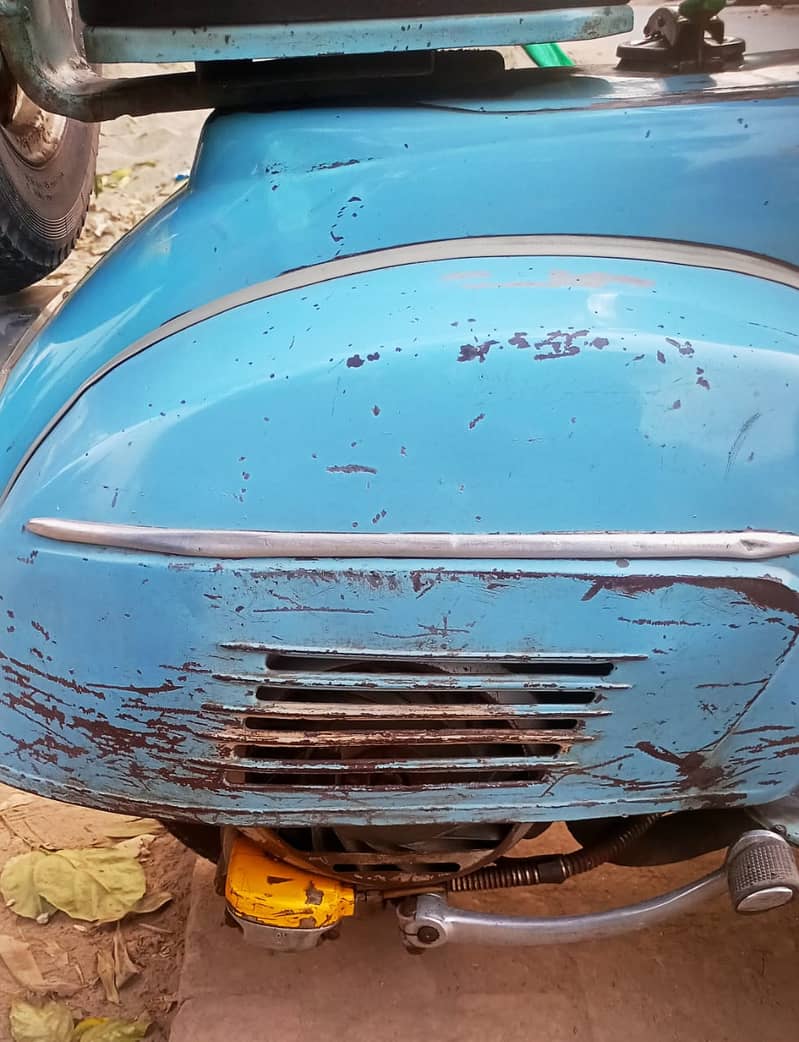 Vespa Scooter 1967 Model in Original Excellent Condition 13